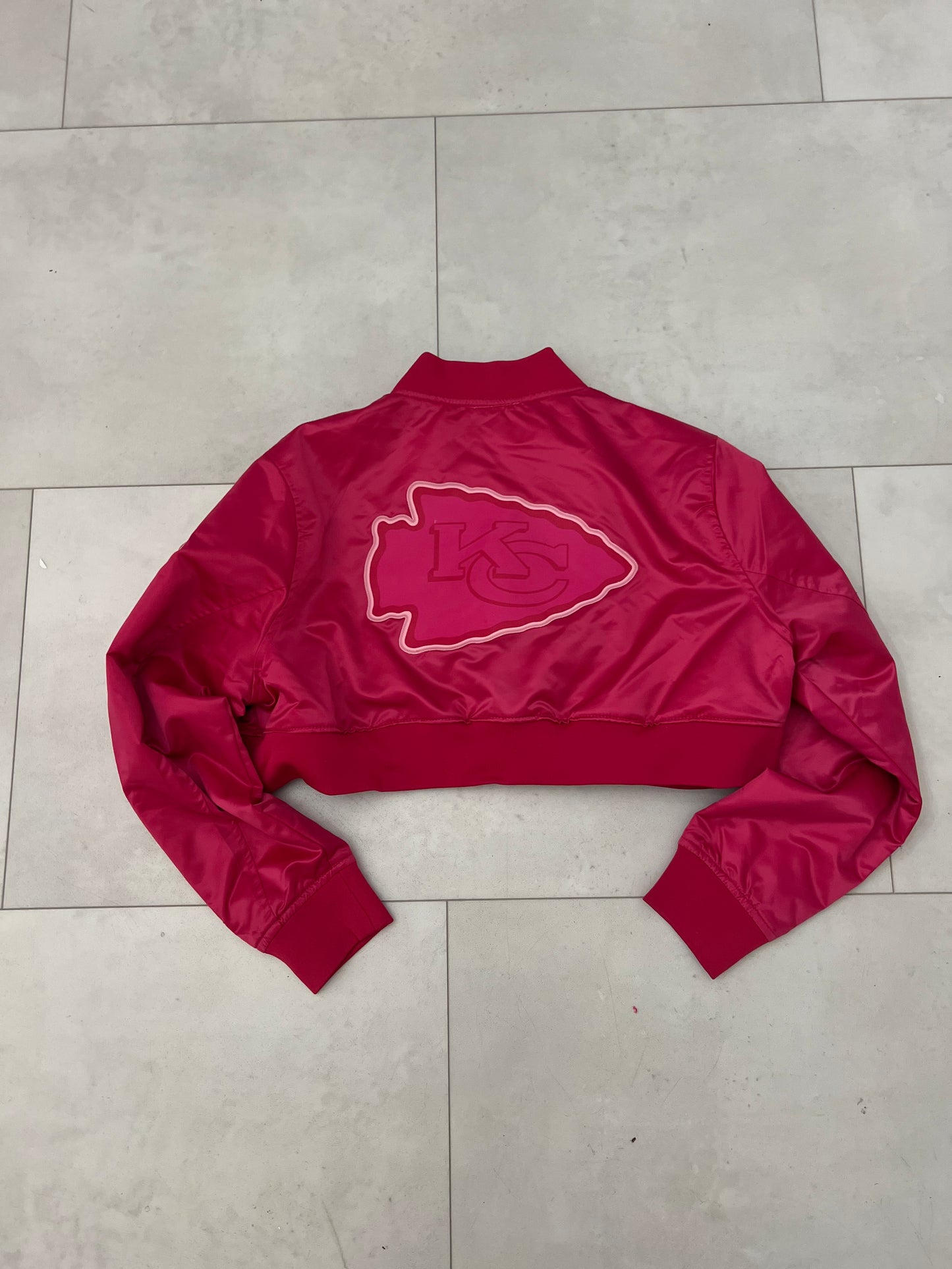 Cropped Chiefs x Pro Standard woman’s satin limited edition Jacket Large