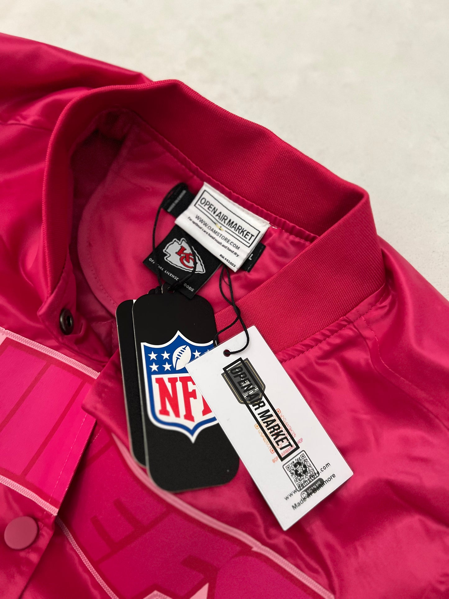 Cropped Chiefs x Pro Standard woman’s satin limited edition Jacket Large