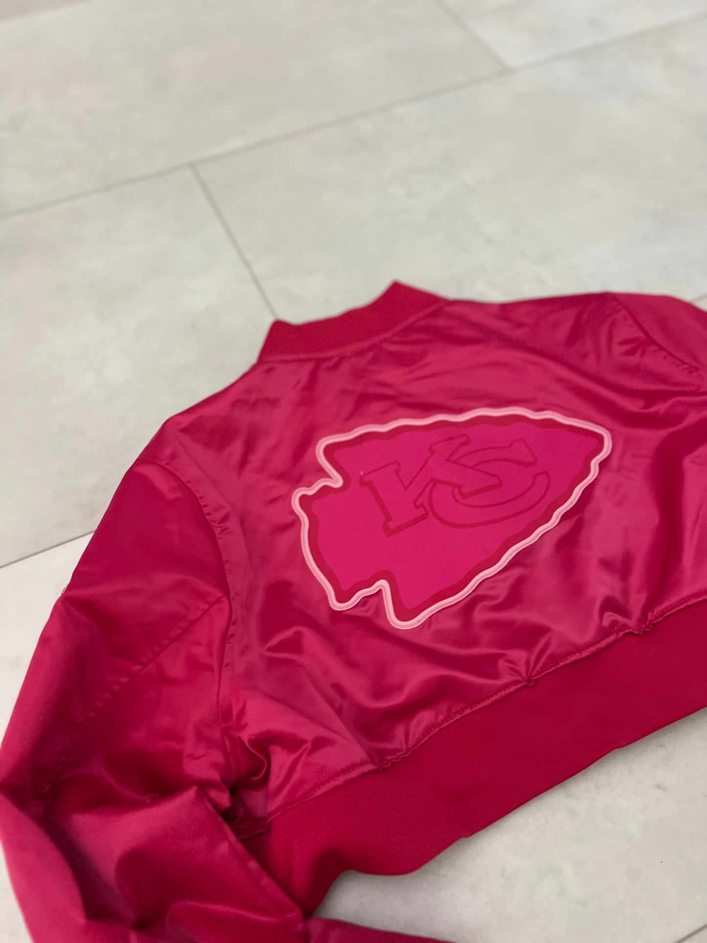 Cropped Chiefs x Pro Standard woman’s satin limited edition Jacket Large
